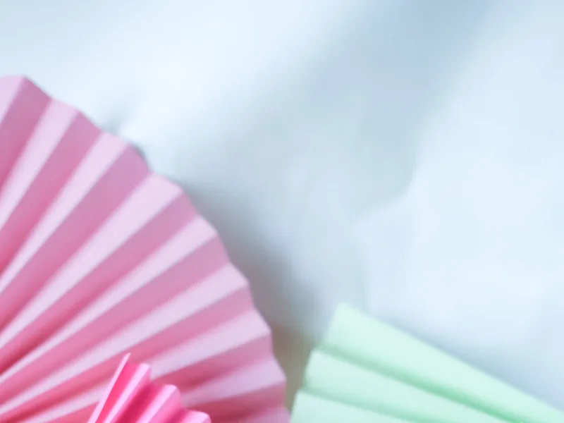 Éventails papier et bambou colores empiles pour commande professionnelle en gros