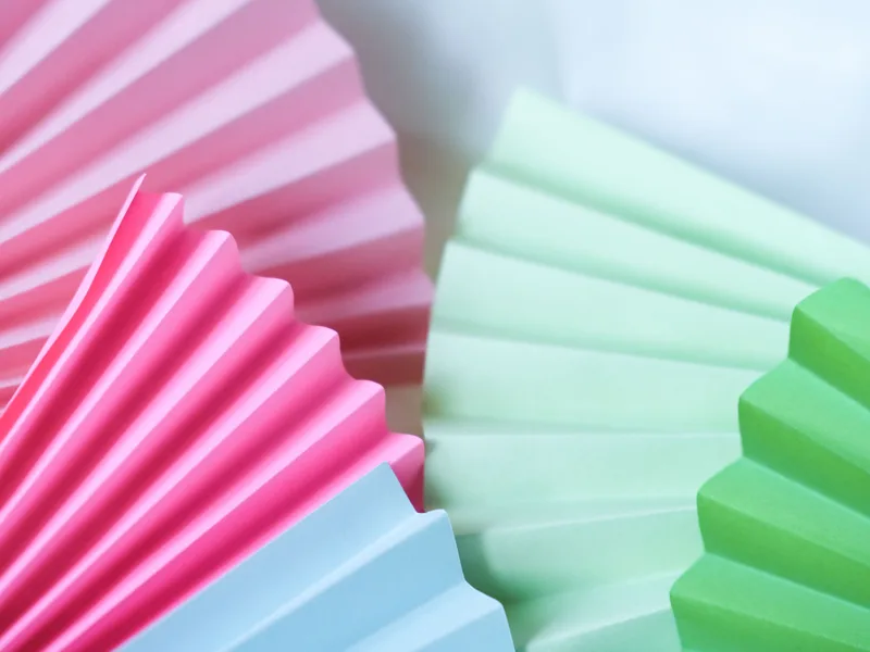 Éventails colores personnalisables pour marquage publicitaire d'entreprise en gros